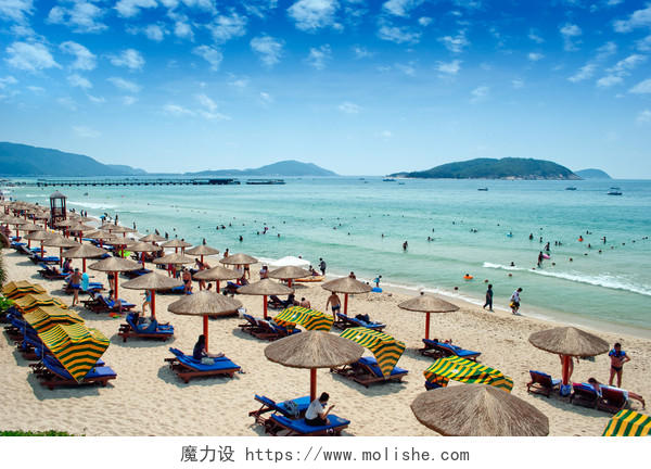 蓝天白云沙滩遮阳伞度假休闲热带